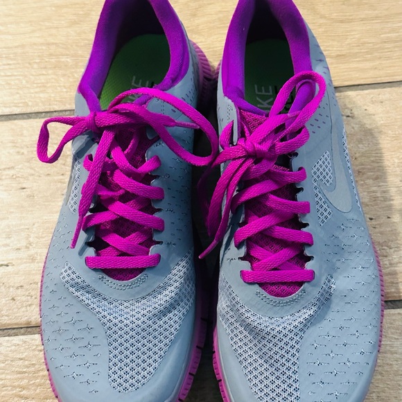 Grey and Purple NIKE Free 4.0 V2 Womens Running Shoe Size 8.5 - Picture 1 of 6